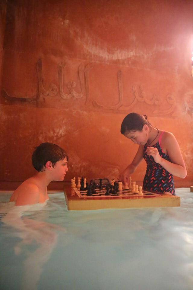 Niños jugando al ajedrez en Hammam Al Ándalus Madrid